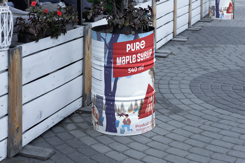 Packaging_maple_scene_mockup_baril